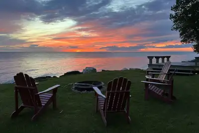 Image de Couchers de soleil incroyables • 280 Ft. Rive • 2, 5 acres • Grand chalet!