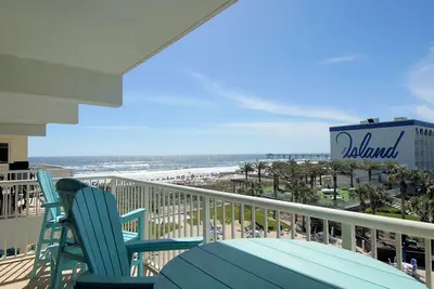 Image de Destin West Gulfside 404 ~ Vue imprenable sur la plage ~ Service de plage gratuit ~ Designer Remodel ~ à voir!