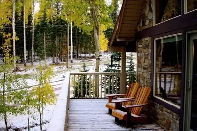 Image de 3 chambres à coucher - 2 salles de bains à la cabine nichée!