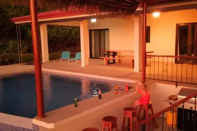 Image de Belle escapade costaricaine avec piscine à débordement et bar dans la piscine \/ Rancho couvert
