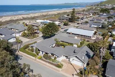 Image de Grand, belle maison! Étapes à la plage!