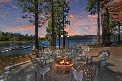 Image de Gibralter Lakefront: le luxe! Belle vue sur le lac! Restez diverti avec un jeu de palets et des fléchettes!