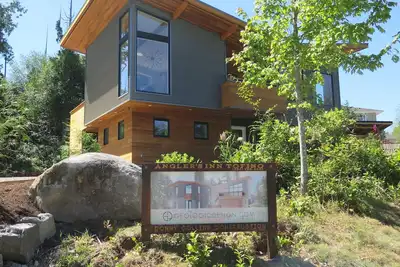 Image de Pavillon de pêche contemporain avec vue sur le port, à quelques pas du quai et du centre-ville de Tofino