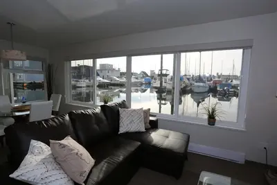 Image de Maison flottante haut de gamme où vous pourrez vous détendre et profiter des merveilles de l'océan.