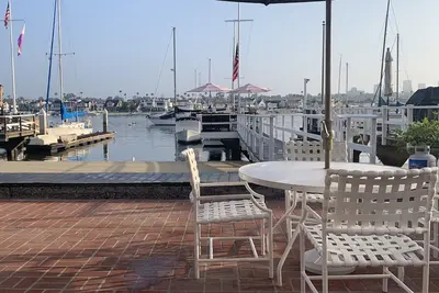 Image de Balboa Bayfront Home avec plage privée, quai, étapes vers l'océan et zone de divertissement