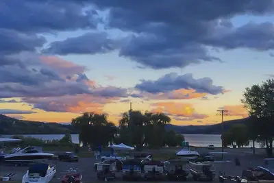 Image de Happy Ever Active Hideaway avec grande terrasse et vue sur le lac - Oyama, Lake Country