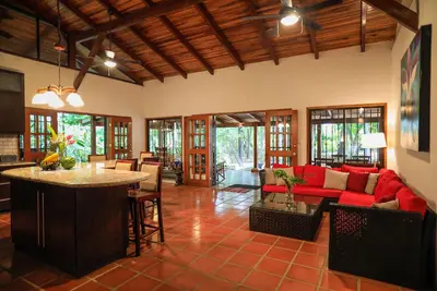 Image de Private Estate Beachfront, A \/ C, Concierge, Wifi, Ménage Meilleur prix de la plage!