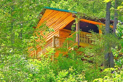Image de Chalet de montagne isolé sur un grand domaine avec chute d'eau, sentiers de randonnée et ruisseau