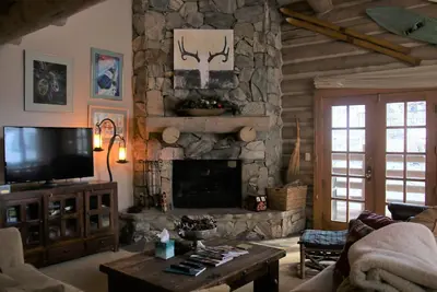 Image de Regardez vos enfants marcher jusqu'à l'école de ski depuis cette maison de ski 3bd / 3ba Ski In / Out Town