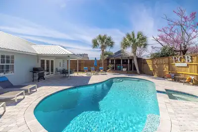 Image de Piscine privée et bain à remous, superbe bar Tiki et voiturette de golf