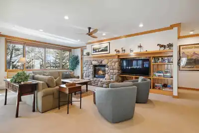 Image de Condo spacieux et confortable avec accès à la piscine extérieure et au bain à remous