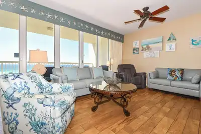 Image de Sirènes, coquillages et plus encore! Condo en bord de mer avec balcon!