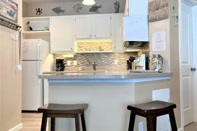 Image de Cute 1er étage 1/1 sur l'étang d'eau salée W / jetée, à quelques pas de la plage, piscine, spa, salle de gym, sauna