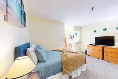 Image de Studio avec piscine / sauna / table de billard partagés - près du centre-ville et des plages!