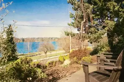 Image de Green Lake View 2 Bed 1 Bath Modern Apt, Fam Friendly, Cook's Kitchen, Laundry +