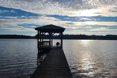 Image de Hideaway Ă Hawkins! ! East Texas Lakefront Cabin dans les arbres! New Deck '19