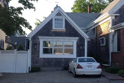 Image de Cottage Quintessential Cape Cod, près du centre-ville, à 1 pâté de maisons de Commercial St