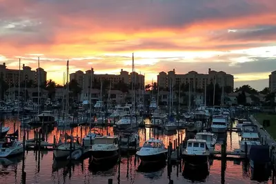 Image de Vue magnifique sur le port et magnifiques couchers de soleil! Regardez les lamantins jouer!