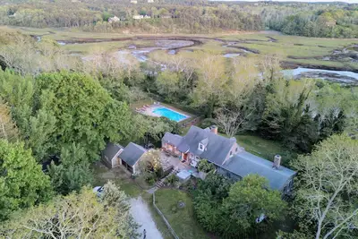 Image de Escapade sur la rivière Pamet à l'énergie solaire du XVIIIe siècle avec piscine chauffée au sel