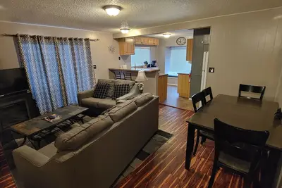 Image de Condo spacieux mis à jour. Nouveau mobilier et propre! Près de Breck! Stocké et confortable