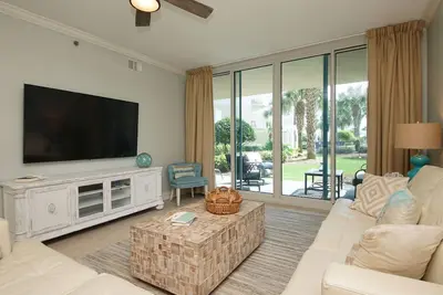 Image de Waterscape C200 ~ Rez-de-chaussée 3br + lits superposés ~ 12 couchages ~ Designer Reno! 70in Tv