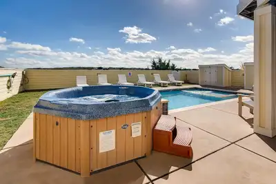 Image de Vue enchanteresse sur le front de mer! Piscine, Bar Tiki, Bain à remous, Salle de jeux, Dogfriendly & More