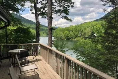 Image de 15% De Rabais Sur Les Dates Restantes De 2019! Lakefront Home sur 3 étages sur le lac de montagne chauve, à l'intérieur de Rumbling Bald Resort