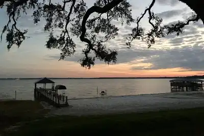 Image de Spacieuse maison du lac avec quai et plage privée