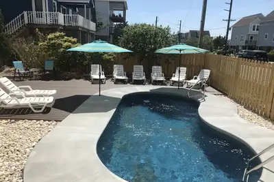 Image de 5 chambres, 4 bains, 2 demi-bains, piscine privée et accès à la plage privée