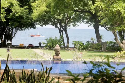 Image de Villa en bord de mer paisible avec piscine, bateau et personnel