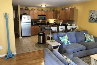 Image de Super endroit! 3br / 3ba - 1 1/2 rue de la plage, des tableaux et du centre de conférences