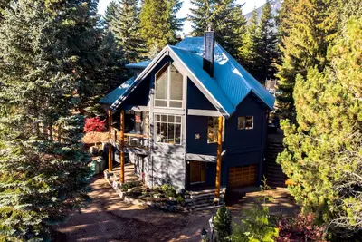 Image de Proche Chalet de luxe au Village! Parfait pour les familles Hot Tub, Patio, Ping Pong
