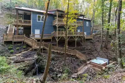 Image de Superbe nouvelle cabine de luxe. . . Cascades à couper le souffle sur un terrain privé boisé de 3 acres!