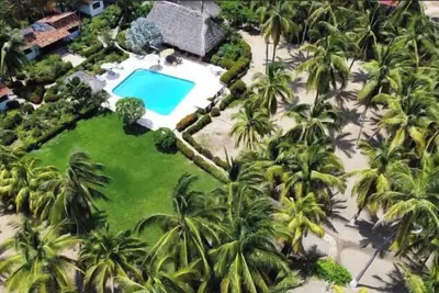 Image de Beachfront Great Villa, privé, plein personnel, piscine, 28 couchages, 8 chambres