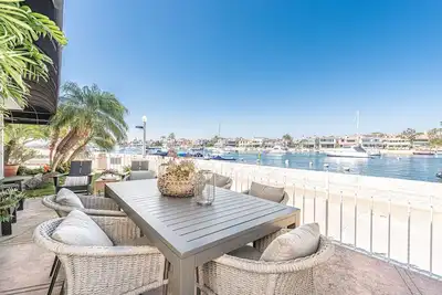 Image de Superbe beauté au bord de la baie de Balboa Island au milieu du siècle