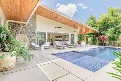 Image de Maison familiale moderne avec piscine, à quelques pas de la plage dans une communauté privée