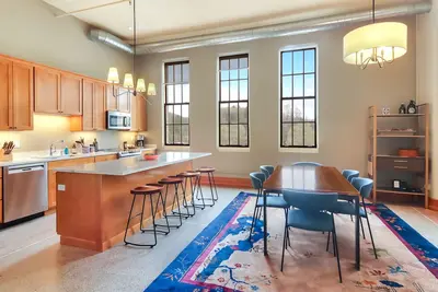 Image de Condo de luxe avec un grand balcon privé avec des vues spectaculaires!