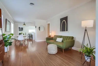 Image de Junie Cottage by the Sea est une belle 3 chambres, 1 salle de bain, maison familiale.