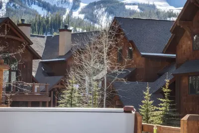 Image de Maison de ville spectaculaire nichée dans Mountain Village, ski in / ski out