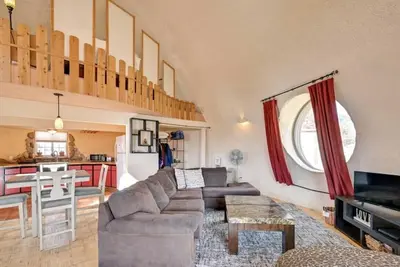 Image de Elégant et paisible Round Home, Great Views ~ Parfait pour les écrivains, Retreats & Romance!