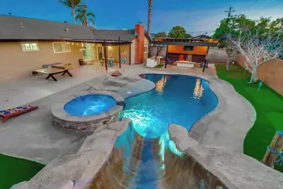 Image de Maison de style complexe avec piscine d'eau salée. Proche du centre ville. Beaucoup de commodités.