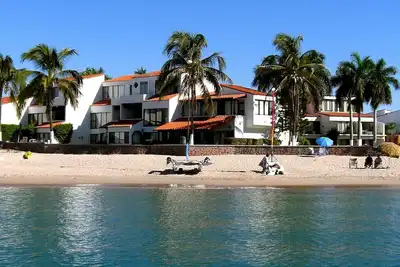 Image de Pilar Beachfront, immense véranda, palmiers, entendre les vagues 24\/7, 3br et 1 Br Beach Condos