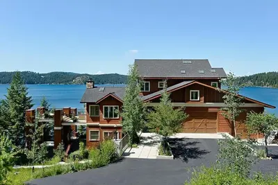 Image de Retraite de luxe au cœur du lac d'Alene avec bain à remous, sauna, cale de bateau, etc.