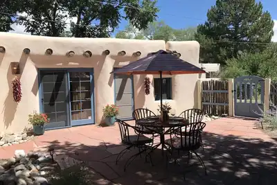 Image de La Posada de Taos, adobe isolé dans le quartier historique, à 2 pâtés de maisons de la Plaza