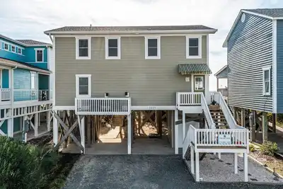 Image de Holden Sands est une magnifique maison de bord de mer avec 4 chambres, 3 salles de bain complètes, une grande terrasse avant et des vues spectaculaires sur l’Atlantique!