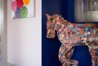 Image de Art-rempli maison, 2 acres, 2 mi de la ville, Mtn vues, 7e nuit gratuite. animaux domestiques Ok!