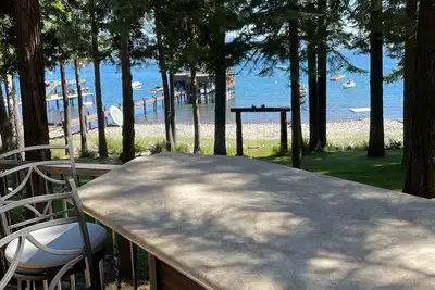 Image de Cozy Cottage Lakefront privée entourée d'arbres luxuriants