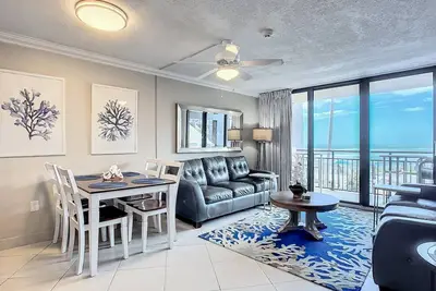 Image de Direct Oceanfront 1 Chambre- Unité nouvellement remodeler