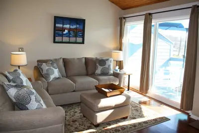 Image de Condo haut de gamme avec vue sur la rivière, promenade jusqu'à la plage / ville, piscine chauffée et bain à remous!