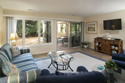 Image de Seapines, Lighthouse Rd, 5 min. Marchez jusqu'au SeaPines Beach Club, rénové 2017